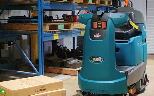 对仓库进行清洁的 T7AMR 机器人洗地机