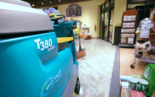坦能的 t380 机器人地板清洗机可在零售环境中进行清洁