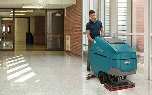 清洁学校走廊地板的坦能 T600