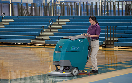 清洁学校体育馆木地板的坦能 t300 洗地机