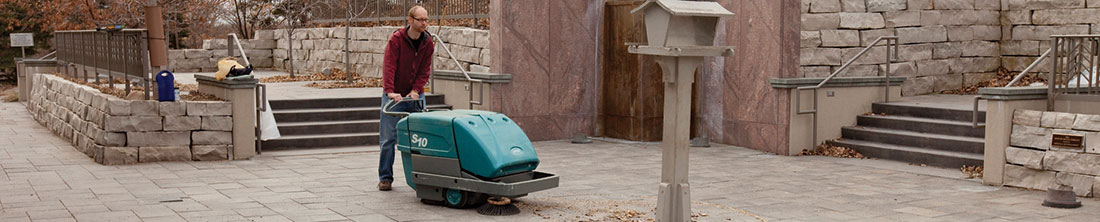 进行室外清洁的 S10 手推自走式扫地机